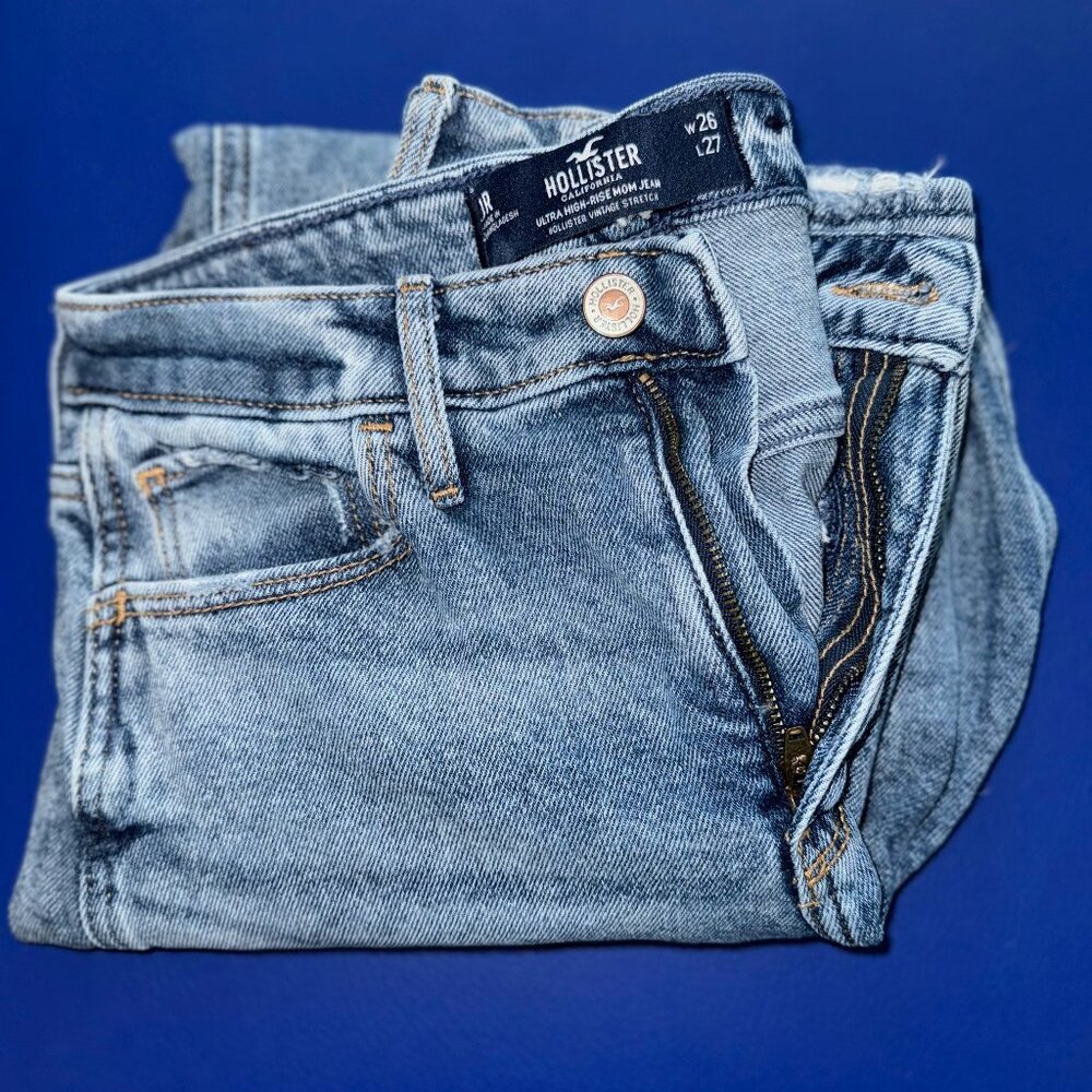 Hollister Ultra High-Rise Mom Jeans – Waist 26, Length 27